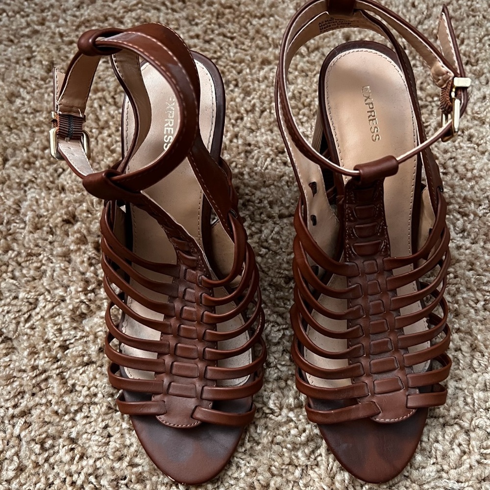 🤎🤎PRICE DROP 🤎🤎 Brown Express high heels